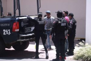 Atiende Policía Municipal reportes ciudadanos y realiza operativo preventivo para el retiro de limpiaparabrisas en cruceros de la capital ZACATECAS, ZAC.- La Secretaría de Seguridad Pública Municipal de Zacatecas implementó un operativo preventivo en distintos cruceros de la capital para retirar a personas que realizaban actividades de limpieza de parabrisas y que habían sido señaladas de manera reiterada por conductas agresivas hacia automovilistas. Esta intervención se llevó a cabo en respuesta a diversas denuncias ciudadanas que alertaban sobre personas que, además de insistir en ofrecer este servicio, reaccionaban de forma violenta cuando los conductores se negaban, ocasionando daños a vehículos, agresiones físicas y alteraciones al orden público. Asimismo, se recibieron reportes que señalaban que algunas de estas personas se encontraban presuntamente bajo los efectos del alcohol o de otras sustancias, representando un riesgo para ellas mismas y para quienes transitan por la ciudad. Uno de los antecedentes que motivó este hecho ocurrió el pasado 22 de julio, cuando elementos de la Policía Municipal detuvieron a un hombre que presuntamente agredió a una familia, causó daños a un vehículo y lesionó a dos personas, entre ellas una mujer, luego de que el conductor rechazara el servicio de limpieza de parabrisas. El individuo fue puesto a disposición de la Fiscalía General de Justicia del Estado para el desarrollo de las investigaciones correspondientes. De igual forma, previamente se había realizado la detención de otra persona dedicada a esta actividad por la comisión de una falta administrativa, sumándose a los reportes ciudadanos que advertían sobre este tipo de conductas. Como resultado del operativo, fueron aseguradas ocho personas, seis hombres y dos mujeres, quienes fueron presentadas ante el Juez Cívico por la comisión de faltas administrativas. En todos los casos se realizó la certificación médica correspondiente y se respetaron plenamente sus derechos humanos y el debido proceso. La Secretaría de Seguridad Pública Municipal reiteró que esta acción no busca criminalizar la condición social o económica de ninguna persona, sino atender una problemática que había sido denunciada de manera constante por la ciudadanía y prevenir situaciones que pongan en riesgo la integridad de las familias, los automovilistas y los propios involucrados. Finalmente, la corporación hizo un llamado a la población para continuar reportando cualquier conducta que represente un riesgo para la seguridad o la convivencia, a través del Sistema de Emergencias 911 o de los canales oficiales de la Policía Municipal, con el objetivo de construir entornos más seguros para todas y todos.